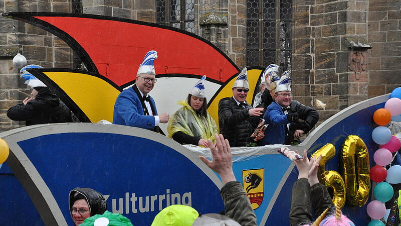 Ebern singt und tanzt am Faschingssonntag Teil 1