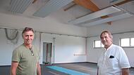 Architekt Thomas Ruser (links) und Stadtbaumeister Detlef Mohr begutachten die neue Fahrzeughalle.