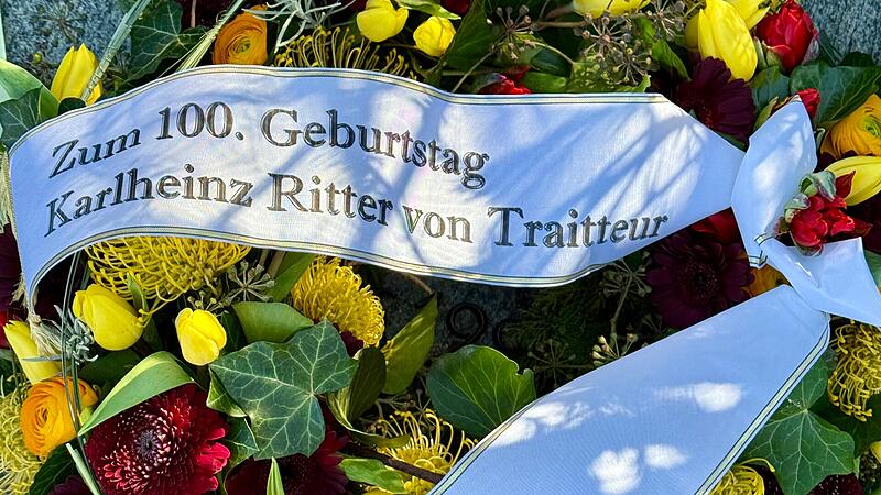Mitglieder der CSU Forchheim legten am Donnerstagnachmittag einen Kranz am Ehrengrab von Traitteur ab.Forchheim & Fränkische Schweiz