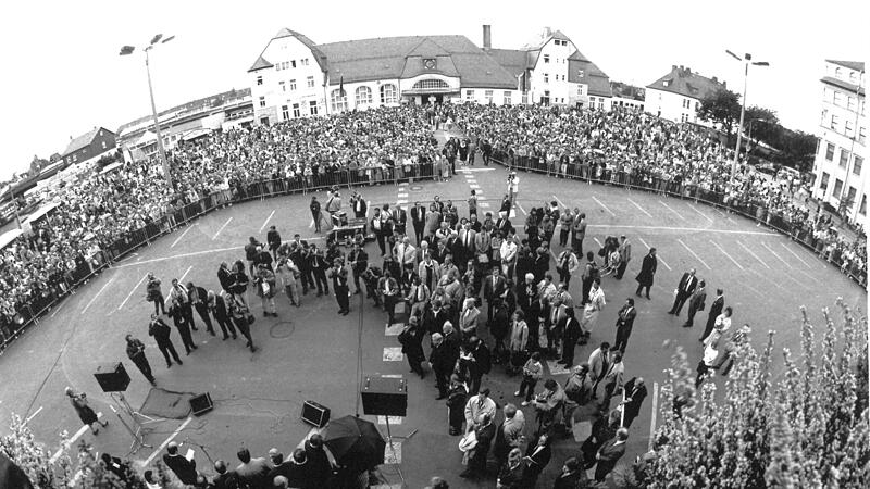 Impression vom Tag des Bahn-Lückenschlusses zwischen Neustadt und Sonneberg. Es war der Samstag, 28. September 1991. Impression vom Tag des Bahn-Lückenschlusses zwischen Neustadt und Sonneberg. Es war der Samstag, 28. September 1991.