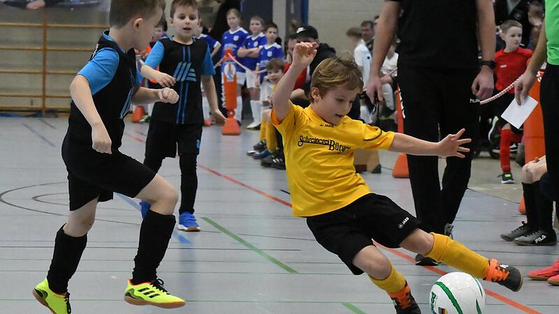 Trotz perfekter Körperhaltung hatte der Kicker vom SV Obererthal (rechts) das Nachsehen im Gruppenspiel gegen den VfL Sportfr. Bad Neustadt mit 0:3. Das U9-Turnier in der Bayernhalle gewann die SG Bad Kissingen 1. Trotz perfekter Körperhaltung hatte der Kicker vom SV Obererthal (rechts) das Nachsehen im Gruppenspiel gegen den VfL Sportfr. Bad Neustadt mit 0:3. Das U9-Turnier in der Bayernhalle gewann die SG Bad Kissingen 1.