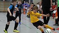 Trotz perfekter K&ouml;rperhaltung hatte der Kicker vom  SV Obererthal (rechts) das Nachsehen  im Gruppenspiel gegen den VfL Sportfr. Bad Neustadt mit 0:3. Das U9-Turnier in der Bayernhalle gewann die SG Bad Kissingen 1.