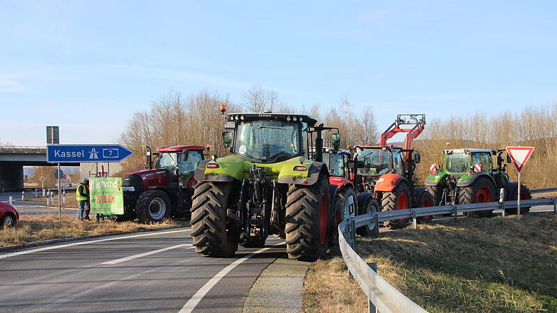Auch an den beiden Autobahnauffahrten in Hammelburg protestierten die Bauern gegen die Sparpolitik der Bundesregierung.Protestaktion der Landwirte am 08. Januar 2024 Auch an den beiden Autobahnauffahrten in Hammelburg protestierten die Bauern gegen die Sparpolitik der Bundesregierung.