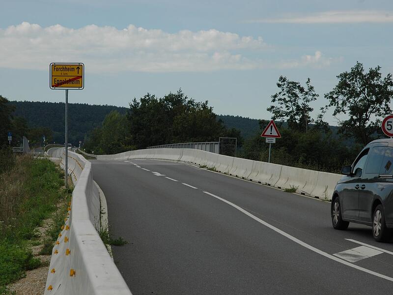 Die beiden Spuren auf der Br&uuml;cke sind relativ schmal.Forchheim & Fr&auml;nkische Schweiz