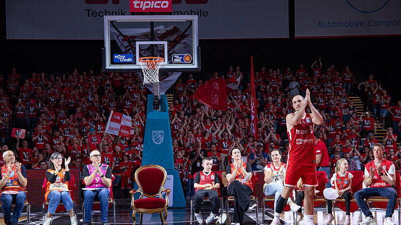 Gänsehaut! Karsten Tadda wurde am Sonntagabend gebührend für sein Wirken von den Bamberger Fans, Familie und Weggefährten verabschiedet.