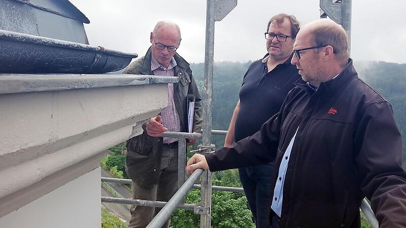 In luftiger H&ouml;he begutachten (von links) die Architekten Peter Kropf und Sandro Selig sowie Kirchenpfleger Bernd Peter die Sch&auml;den an der Au&szlig;enfassade der Wilhelmsthaler Kirche.