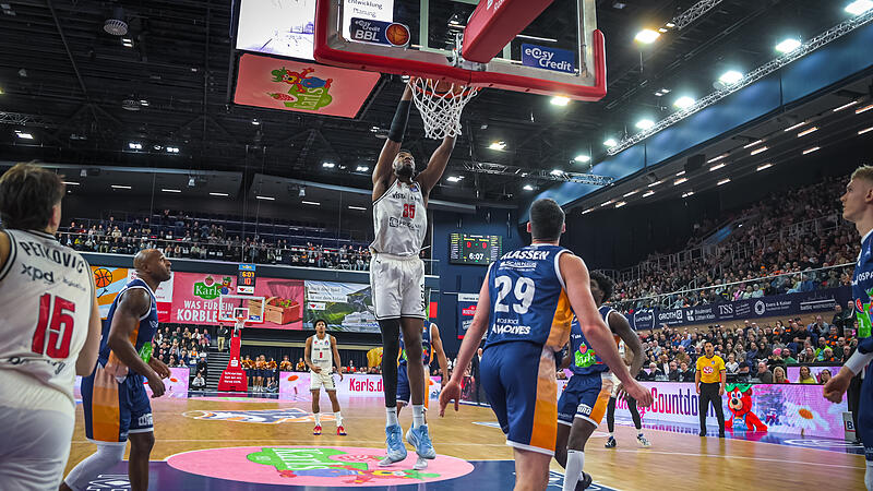Bambergs Nummer 35, EJ Onu, beim Dunking.