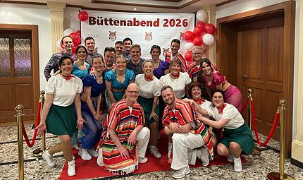 Seit vier Jahrzehnten gibt es die Rock'n'Roll-Gruppe Kronach. Seit den 80er-Jahren tritt sie bei den Kronacher B&uuml;ttenabenden auf, wie hier im Jahr 2026 mit dem Programm: &bdquo;Rock'n'Roll Around the World&ldquo;.