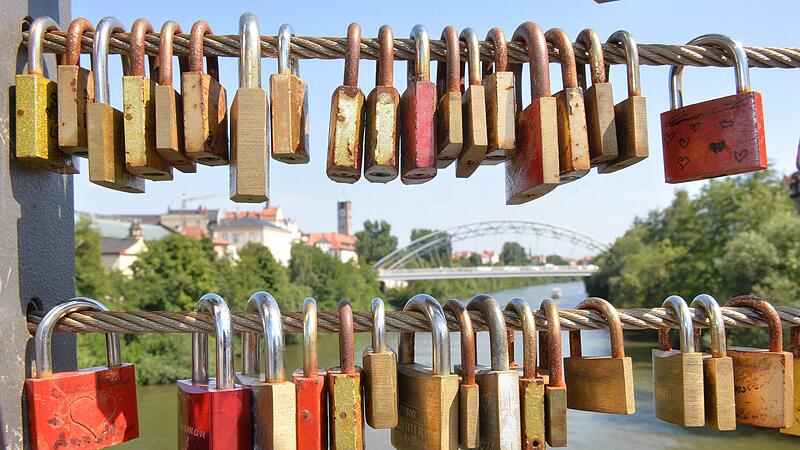 Romantisches Bamberg: Liebesschlösser an der Kettenbrücke Romantisches Bamberg: Liebesschlösser an der Kettenbrücke