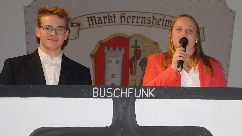 Ihre Premiere als Kirchweihprediger-Duo in Markt Herrnsheim feierten Christian Schuhmann (links) und seine Schwester Sophia Schuhmann.