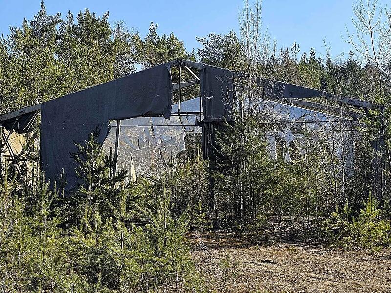 Plastikfetzen im Naturpark: Verfallene Halle am Rauhberg sorgt f&uuml;r &Auml;rger
