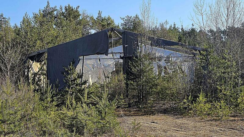 Plastikfetzen im Naturpark: Verfallene Halle am Rauhberg sorgt f&uuml;r &Auml;rger