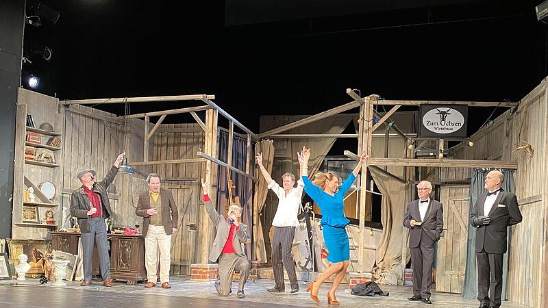 Die Szene zeigt den  Showdown am Ende von &bdquo;Schtonk&ldquo; beim Theaterring im Kurtheater.