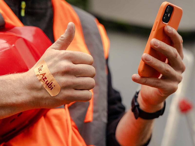 Klebt so manches „Azubi-Trostpflaster“: „Dr. Azubi“ gibt wichtige Tipps. Per „Online- Sprechstunde“ hilft die Website (www.dr-azubi.de) Auszubildenden, wenn sie Fragen und Probleme haben, so die IG BAU Mainfranken.