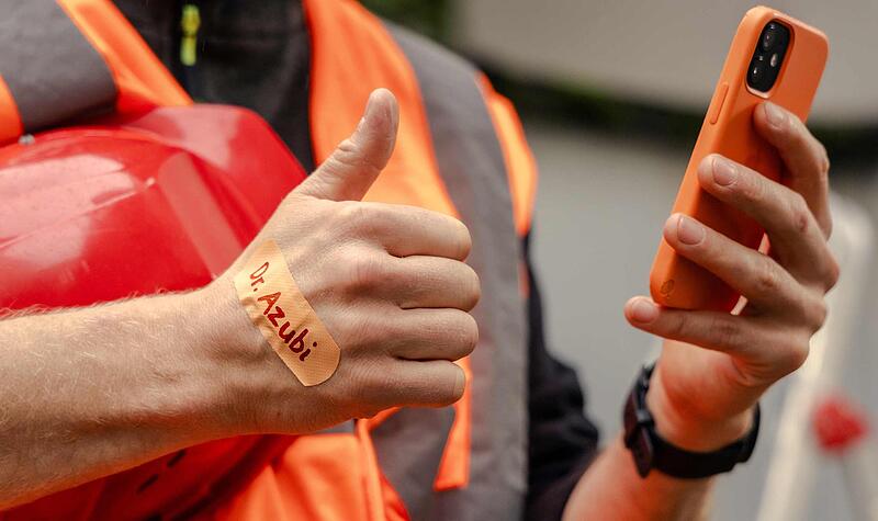 Klebt so manches „Azubi-Trostpflaster“: „Dr. Azubi“ gibt wichtige Tipps. Per „Online- Sprechstunde“ hilft die Website (www.dr-azubi.de) Auszubildenden, wenn sie Fragen und Probleme haben, so die IG BAU Mainfranken.