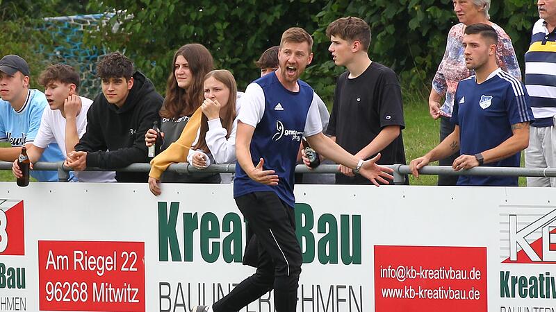 An der Seitenlinie ist er immer emotional dabei: Dominic Fischer, der Spielertrainer des FC Mitwitz.
