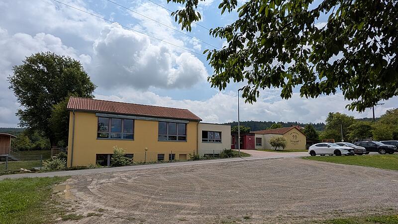 Die Gestaltung der Schotterfläche gegenüber des Kindergartens Premich für Parkplätze ist in der Kostenplanung enthalten. Ob es umgesetzt wird, bleibt abzuwarten.