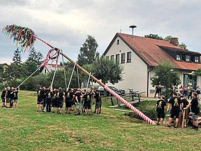 Der Samstagabend startet mit dem Aufstellen des Kirchweih-Baumes.K&auml;rwasburschen Steppach/FB