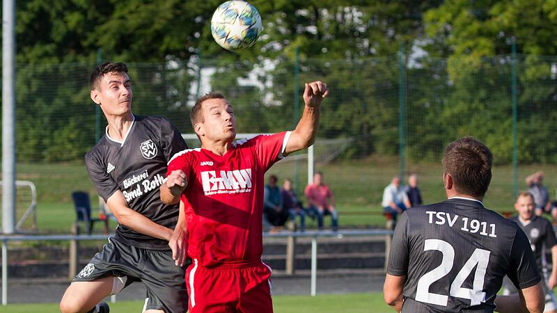 Jonas Wich vom TSV Wei&szlig;enbrunn (grau) und sein Gegenspieler Andre Feuerpfeil vom TSV Ludwigsstadt steigen zum Kopfball hoch.