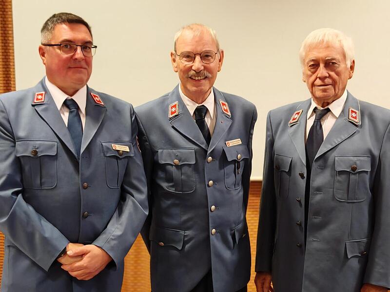 Michael Seifert (l.) kommt, Erhard Nagengast geht (r.). Diözesanleiter Christoph von Grafenstein (Mitte) vollzog offiziell den Stabwechsel bei den Maltesern in Erlangen.