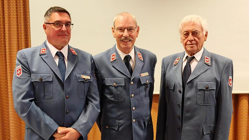Michael Seifert (l.) kommt, Erhard Nagengast geht (r.). Diözesanleiter Christoph von Grafenstein (Mitte) vollzog offiziell den Stabwechsel bei den Maltesern in Erlangen.