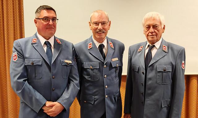 Michael Seifert (l.) kommt, Erhard Nagengast geht (r.). Diözesanleiter Christoph von Grafenstein (Mitte) vollzog offiziell den Stabwechsel bei den Maltesern in Erlangen.