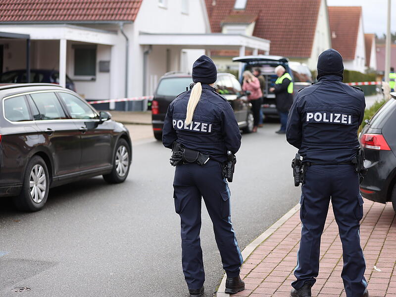 Familiendrama in Mittelfranken: Junge (17) t&ouml;tet Schwester (14) und verletzt Mutter (41) schwer - Zeugen h&ouml;rten Schreie und verst&auml;ndigten die Polizei - Tatverd&auml;chtiger bei Fahndungsma&szlig;nahmen in Tatortn&auml;he festgenommen - Umfangreiche Spurensicherungsma&szlig;nahmen - Blutspuren am Fensterrahmen und zum Nachbarhaus f&uuml;hrend - Hintergr&uuml;nde des Verbrechens noch unklar - Ermittlungsrichter soll am Samstag &uuml;ber Haftfrage entscheidenFamiliendrama in Weisendorf: Bilder zeigen die Ermittler vor Ort