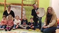 Nicole Barnickel (links), B&uuml;rgermeister Norbert Gr&auml;bner und die Musiklehrerin Yvonne Deckelmann freuen sich, ihren Sch&uuml;tzlingen die Welt der Musik im Zuge der Fr&uuml;herziehung n&auml;herbringen zu k&ouml;nnen.