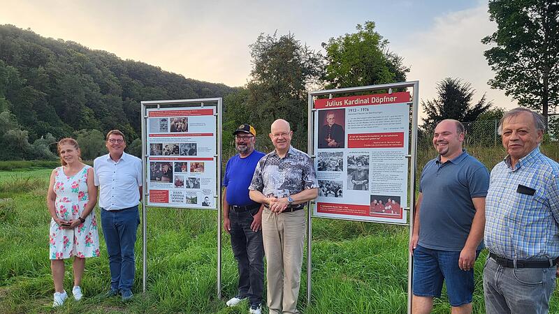 Auf dem Bild sind von links: Gabi M&uuml;ller, Wolfgang Leirich, Michael Wehner, Matthias Karwath, Andreas Wehner und Hans-Georg Ke&szlig;ler bei der Segnung der Info-Tafeln.