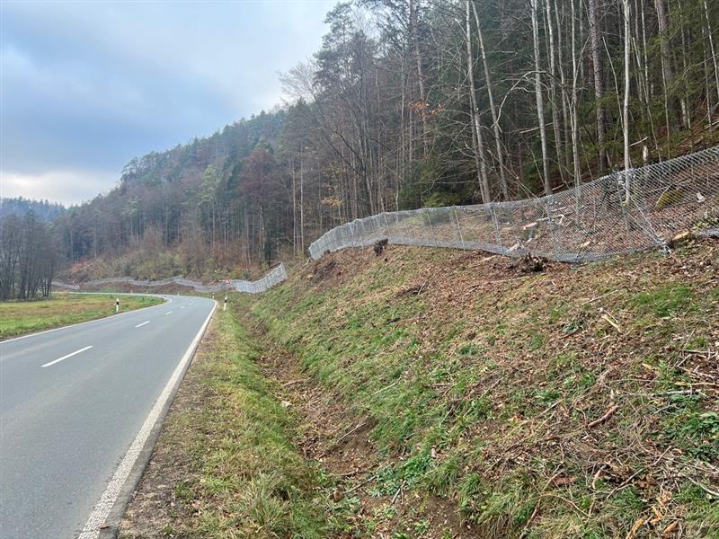 Teils kilometerlang stehen Geröllzäune an den Straßen der Fränkischen Schweiz. So wie hier an der B470.