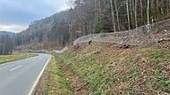 Teils kilometerlang stehen Geröllzäune an den Straßen der Fränkischen Schweiz. So wie hier an der B470.