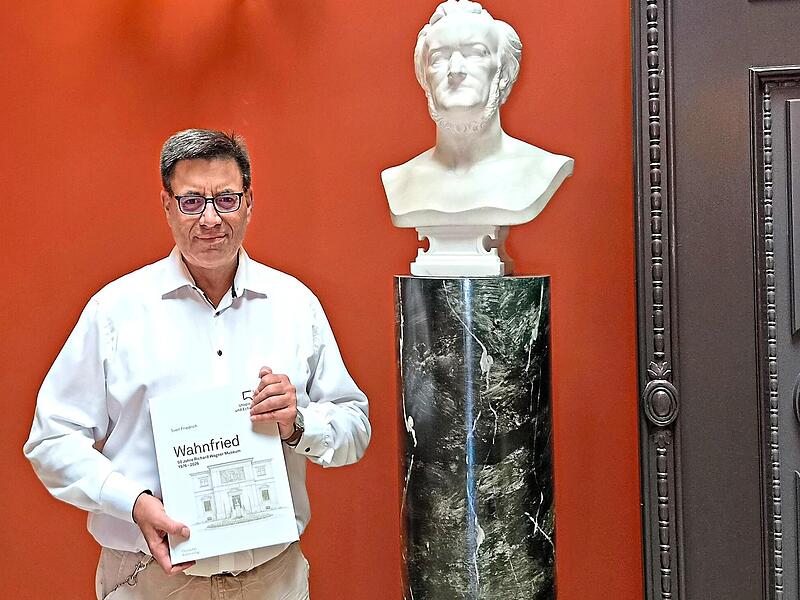 Der Direktor des Richard-Wagner-Museums, Sven Friedrich, mit seinem Buch.Michael Benz