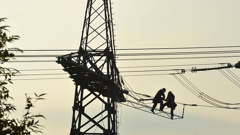 Das Stromnetz ist eine Dauerbaustelle &ndash; meist unsichtbar, hier allerdings spektakul&auml;r vor wenigen Jahren an der H&ouml;chstspannungsleitung bei Stettfeld.