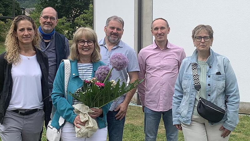 Das Bild zeigt von links die Mitglieder der Kirchenverwaltung: Silke Kleinheinz, Stefan Raab (Schriftf&uuml;hrer), Heidi Beck, Jochen Gundelach (Kirchenpfleger), Janus Machinek sowie Anja Schaab (neue Kirchenrechnerin).
