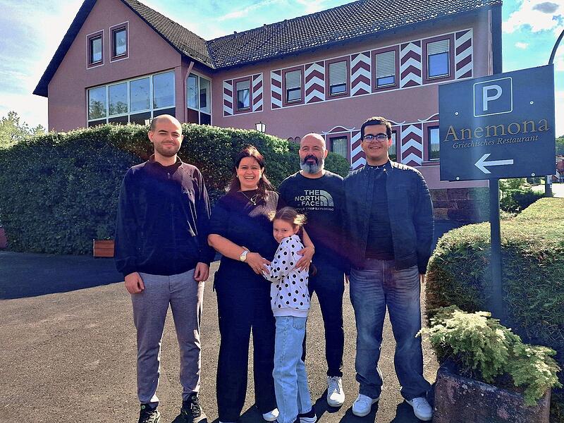 Athanasios, Anna und Eva, Konstantinos sowie Zois Papas vor dem künftigen Restaurant „Anemona“ in Premich. Am 17. September eröffnet die Familie die Gaststätte als griechisches Restaurant.