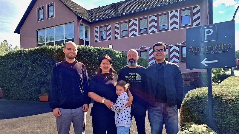 Athanasios, Anna und Eva, Konstantinos sowie Zois Papas vor dem k&uuml;nftigen Restaurant &bdquo;Anemona&ldquo; in Premich. Am 17. September er&ouml;ffnet die Familie die Gastst&auml;tte als griechisches Restaurant.