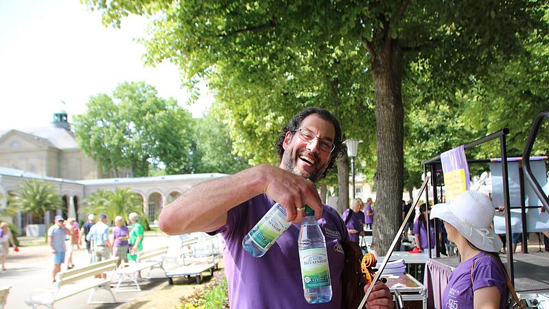 Impression vom Flashmob. Ohne Wasser ging es nicht: Bratschist Georg Katsouris.