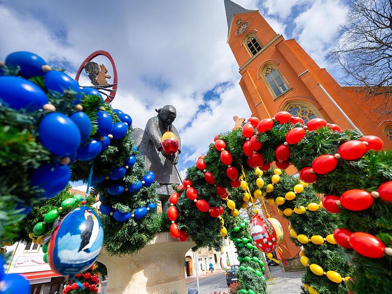 Osterbrunnen in Franken sind eine Tradition: Ein ehrenamtliches Team des B&uuml;rgervereins Wunderburg hat den Osterbrunnen vor der Pfarrkirche Maria Hilf in der Wunderburg geschm&uuml;ckt.