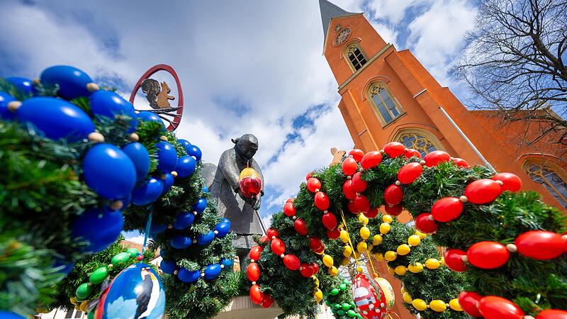 Osterbrunnen in Franken sind eine Tradition: Ein ehrenamtliches Team des B&uuml;rgervereins Wunderburg hat den Osterbrunnen vor der Pfarrkirche Maria Hilf in der Wunderburg geschm&uuml;ckt.