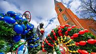 Osterbrunnen in Franken sind eine Tradition: Ein ehrenamtliches Team des B&uuml;rgervereins Wunderburg hat den Osterbrunnen vor der Pfarrkirche Maria Hilf in der Wunderburg geschm&uuml;ckt.