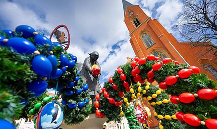Osterbrunnen in Franken sind eine Tradition: Ein ehrenamtliches Team des B&uuml;rgervereins Wunderburg hat den Osterbrunnen vor der Pfarrkirche Maria Hilf in der Wunderburg geschm&uuml;ckt.
