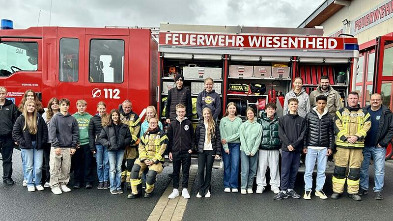 Vier Mitglieder der Freiwilligen Feuerwehr Wiesentheid mit allen Teilnehmenden des LSH beim Lehrgang zur Ausbildung als Brandschutzhelfer bzw. -helferin.