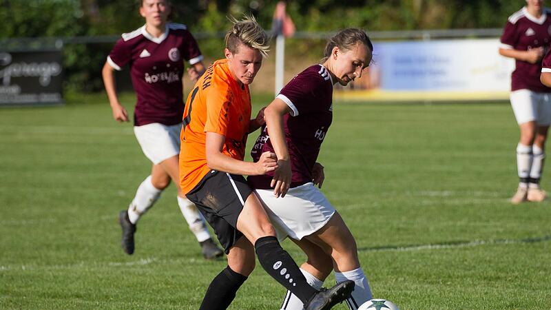 Im Hinspiel feierte der SV Reitsch um Kristin Rebhan (orangenes Trikot) zum Saisonbeginn gleich den ersten Sieg in der Landesliga gegen Emeli Meixner und der SpVgg Erlangen. Zum Auftakt in die R&uuml;ckrunde reichten zwei sp&auml;te Tore von Rebhan und Katrin Kittel nicht mehr zum Punktgewinn.