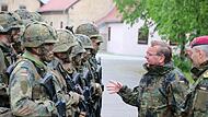 Verteidigungsminister Boris Pistorius und Generalleutnant Alfons Mais, Inspekteur des Heeres, sprechen nach der Vorführung im Übungsdorf Bonnland des Truppenübungsplatzes Hammelburg mit Soldaten der Gebirgsjägerbrigade 23.