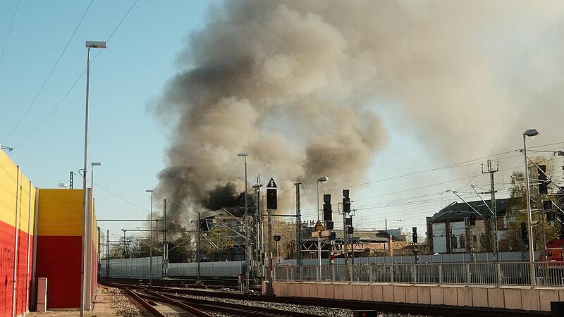 Wegen eines Brands in Forchheim am Freitagnachmittag ist der Bahnhof Forchheim gesperrt.