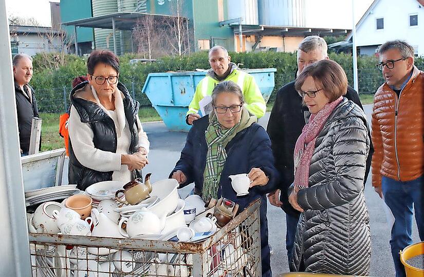 Am Wertstoffhof abgegebenes Porzellan nehmen hier die Gemeinderätinnen beim Vor-Ort-Besuch unter die Lupe.