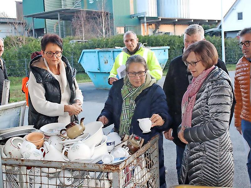 Am Wertstoffhof abgegebenes Porzellan nehmen hier die Gemeinderätinnen beim Vor-Ort-Besuch unter die Lupe.