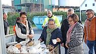 Am Wertstoffhof abgegebenes Porzellan nehmen hier die Gemeinderätinnen beim Vor-Ort-Besuch unter die Lupe.