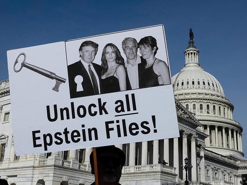 Demonstranten halten Ende 2025 Schilder zum Epstein Files Transparency Act vor dem U.S. Capitol in Washington, D.C.. Jetzt sind die Akten &ouml;ffentlich, die Diskussion befasst sich mit den T&auml;tern, von den  Opfer h&ouml;rt man nichts.