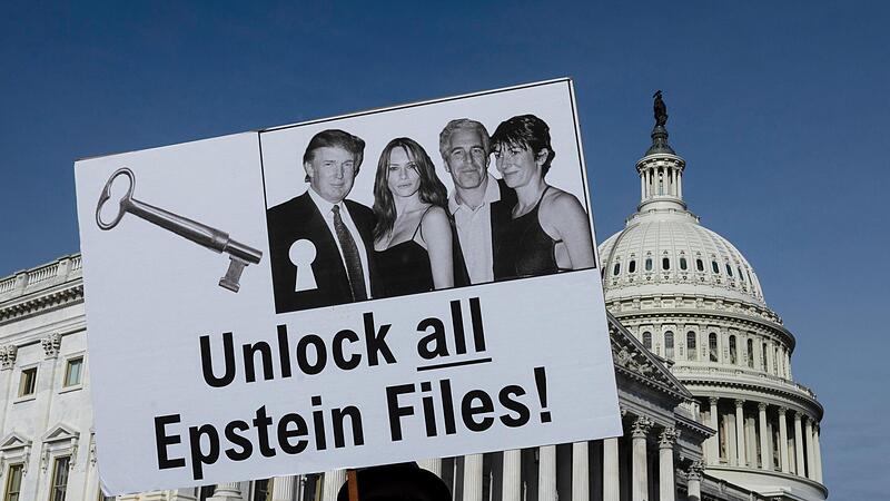 Demonstranten halten Ende 2025 Schilder zum Epstein Files Transparency Act vor dem U.S. Capitol in Washington, D.C.. Jetzt sind die Akten &ouml;ffentlich, die Diskussion befasst sich mit den T&auml;tern, von den  Opfer h&ouml;rt man nichts.